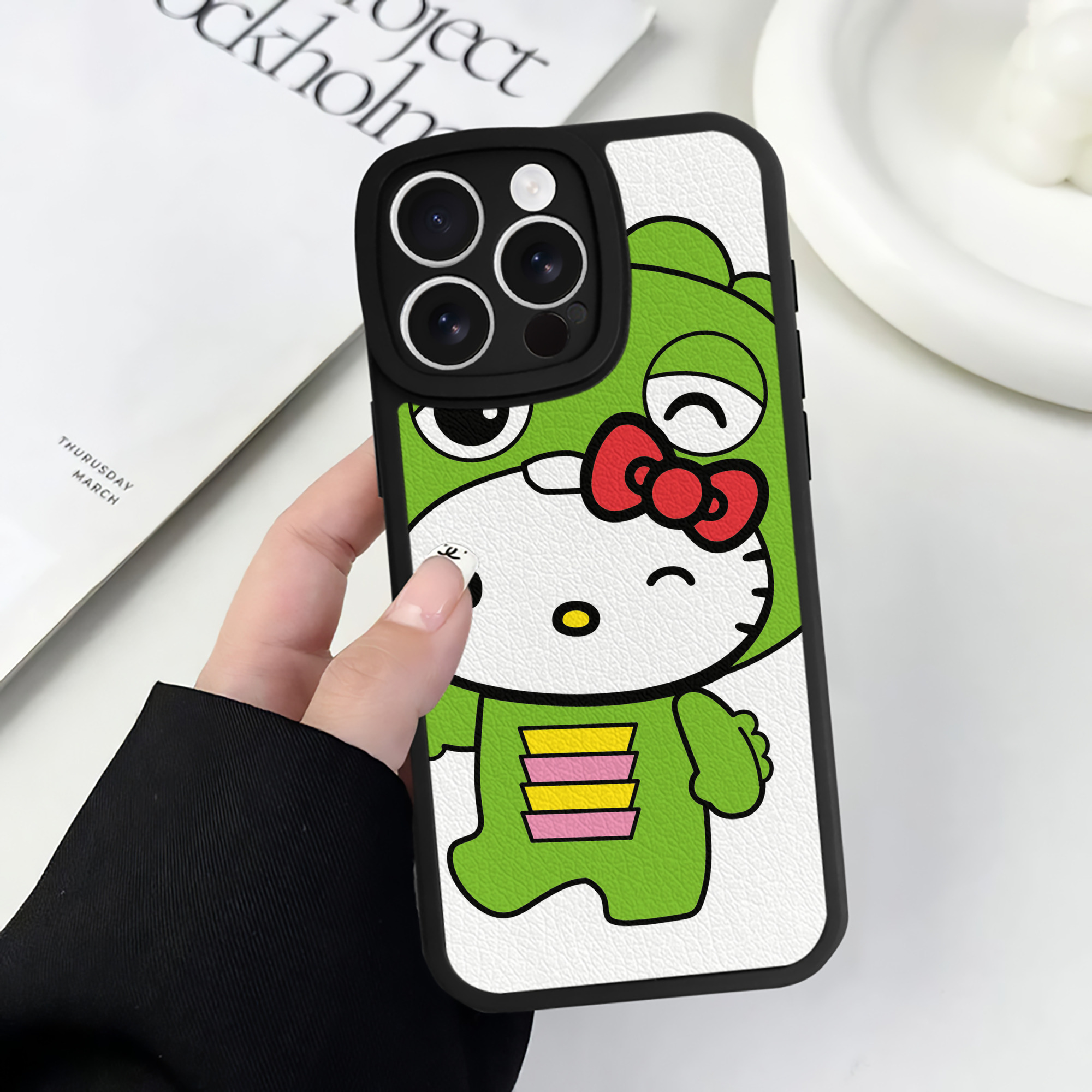 （画像用） Hello Kitty ハローキティ 【iPhone 16シリーズ対応】シリコンスマホケース（レザー調） 材質：シリコン